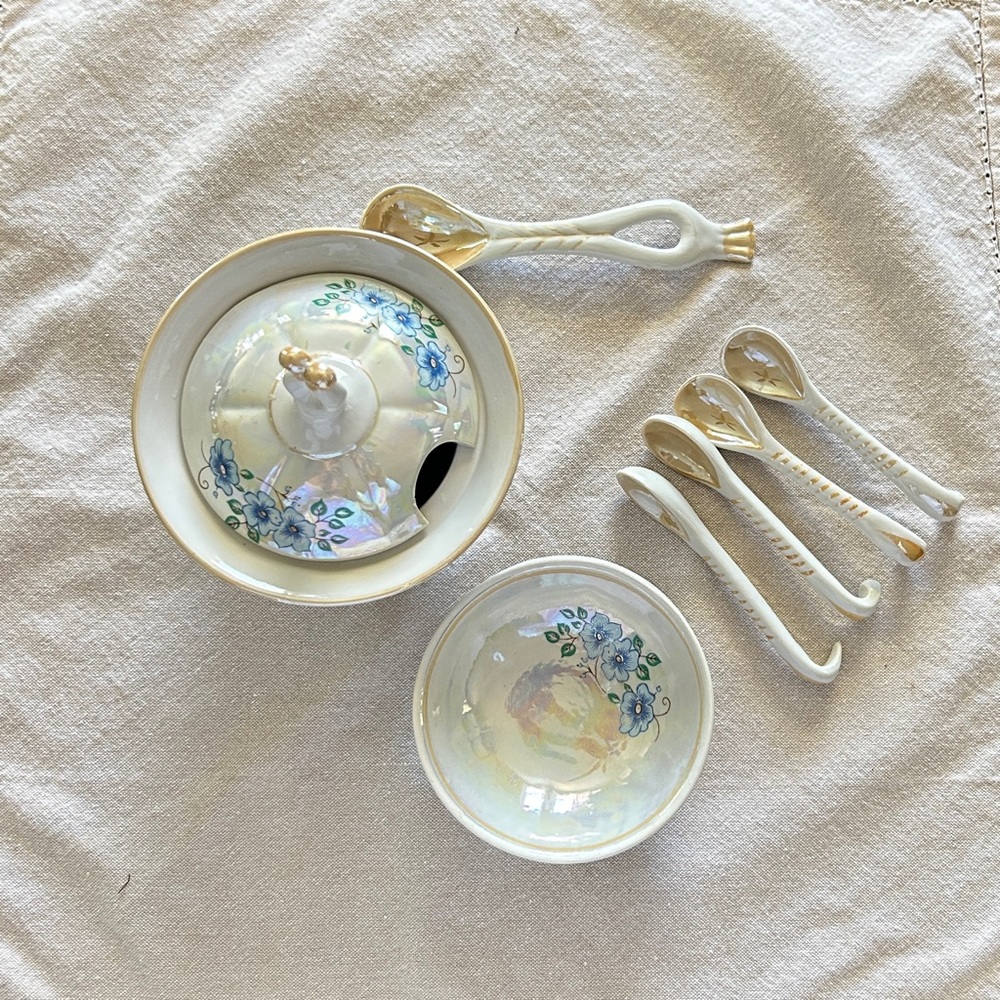 Set of 1 sugar-bowl with spoon, 4 little bowls, 4 spoons. Porcelain